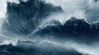 Ola en el océano durante tormenta Fondo de pantalla