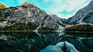 Montañas con reflejo en lago Fondo de pantalla