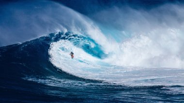 Hombre surfeando en gran ola Fondo de pantalla