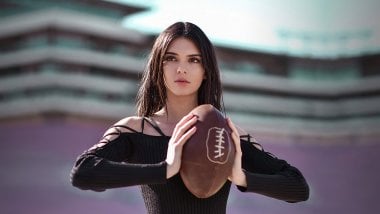Kendall Jenner con balon de futbol americano Fondo de pantalla