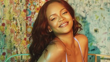 Rihanna sonriendo Fondo de pantalla