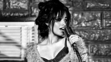Camila Cabello cantando Fondo de pantalla