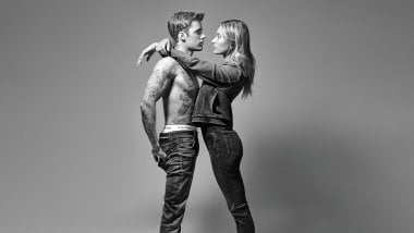 Justin Bieber y Hailey Bieber para Calvin Klein Fondo de pantalla