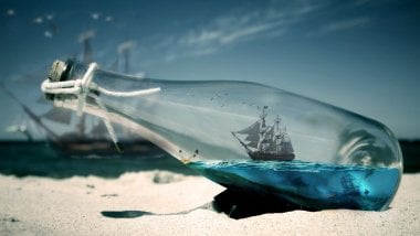 Barco en el mar dentro de una botella Fondo de pantalla