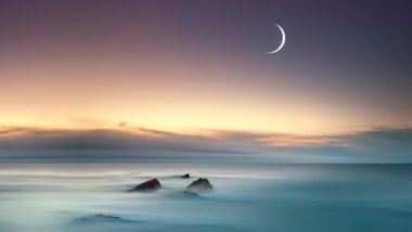 The sea and the moon Wallpaper
