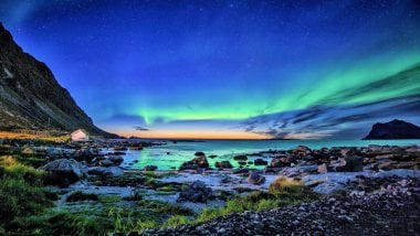 Aurora polar en la costa Fondo de pantalla