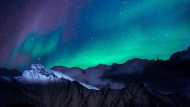 Aurora polar en las montañas Fondo de pantalla