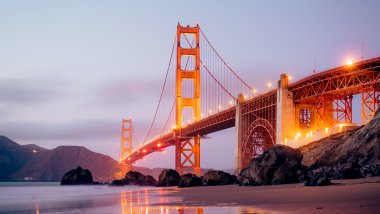 Golden Gate con luces encendidas Fondo de pantalla