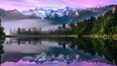 Reflejo de montañas y pinos en lago Fondo de pantalla