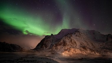 Aurora Polar en montañas Fondo de pantalla