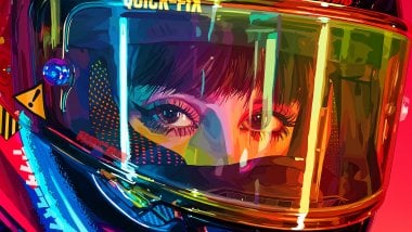 Mujer motociclista con casco de colores Fondo de pantalla
