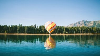 Hot air balloon in lake Wallpaper