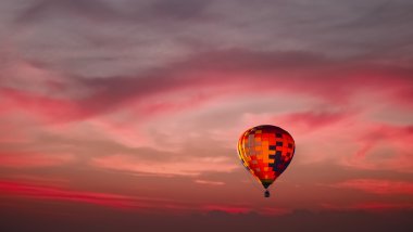 Hot air balloon at sunset Wallpaper