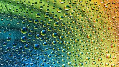 Gotas de agua con degradado de colores Fondo de pantalla