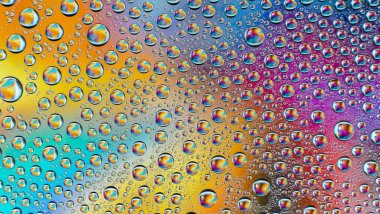 Gotas de agua con colores del arcoiris Fondo de pantalla