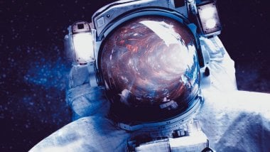 Astronauta con espacio reflejado en casco Fondo de pantalla