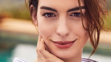 Anne Hathaways face Wallpaper