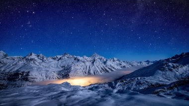 Noche con estrellas en paisaje montañosos con nieve Fondo de pantalla