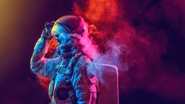 Astronauta entre humo de colores Fondo de pantalla