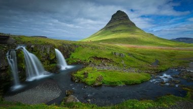 Montañas y cascadas en Islandia Fondo de pantalla