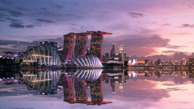 Singapur reflejado en el agua al atardecer Fondo de pantalla
