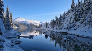 Landscape of lake in the snow Wallpaper