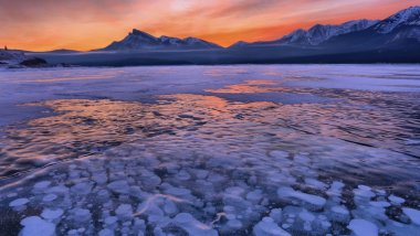 Sunset at frozen lake Wallpaper