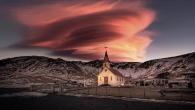 Iglesia en medio de montañas con nieve Fondo de pantalla