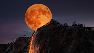 Moon melting in Yosemite Wallpaper