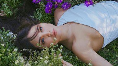 Eiza Gonzalez con flores Fondo de pantalla