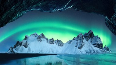 Aurora polar en las montañas de Islandia Fondo de pantalla