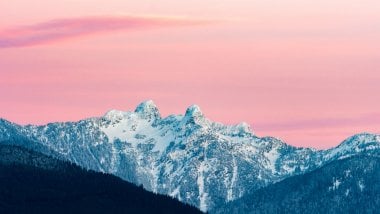 Montañas nevadas al atardecer en Canada Fondo de pantalla
