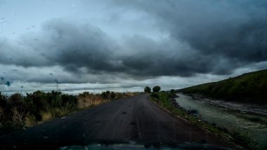 Carretera clima nublado Fondo de pantalla