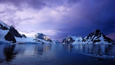 Canal Lemaire in Antarctica Wallpaper
