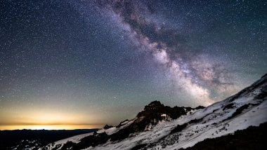 Milky way above the mountains Wallpaper