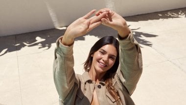 Kendall Jenner sonriendo al sol Fondo de pantalla
