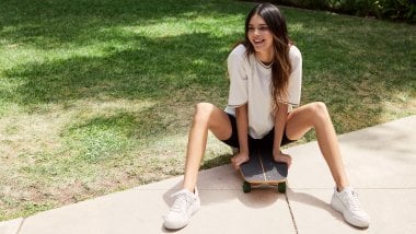 Kendall Jenner sitting on skateboard Wallpaper