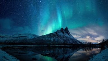 Aurora polar en las montañas Fondo de pantalla