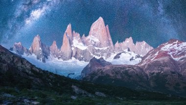 Mountains with snow under the stars Wallpaper