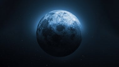 Luna medio iluminada Fondo de pantalla