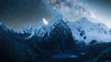 Montañas llenas de nieve bajo las estrellas Fondo de pantalla