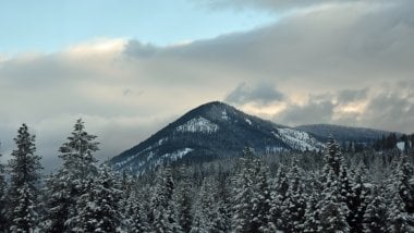 Pico de montaña en el invierno Fondo de pantalla