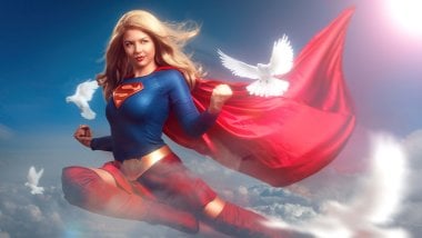Supergirl y palomas blancas Fanart Fondo de pantalla