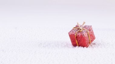 Gift in the snow Wallpaper