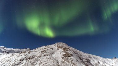 Montaña con estrella y aurora polar Fondo de pantalla