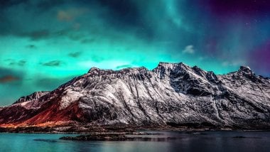 Aurora borelais en las montañas Fondo de pantalla