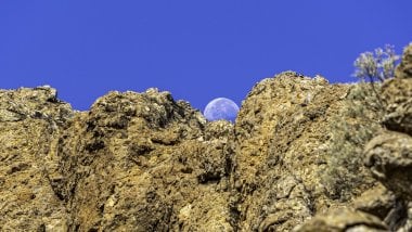 Luna detrás de rocas Fondo de pantalla