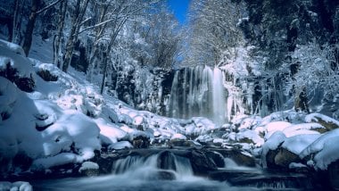 Frozen waterfall Wallpaper
