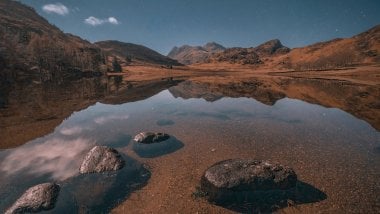 Mountains reflected in small lake Wallpaper