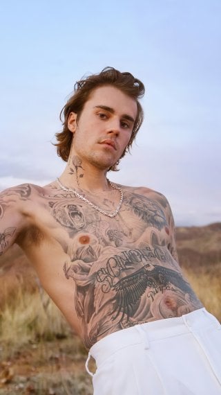 Justin Bieber con tatuajes sin camisa Fondo de pantalla